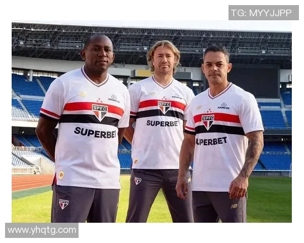 世界顶级球星身着经典足球球衣展现绿茵场独特风采